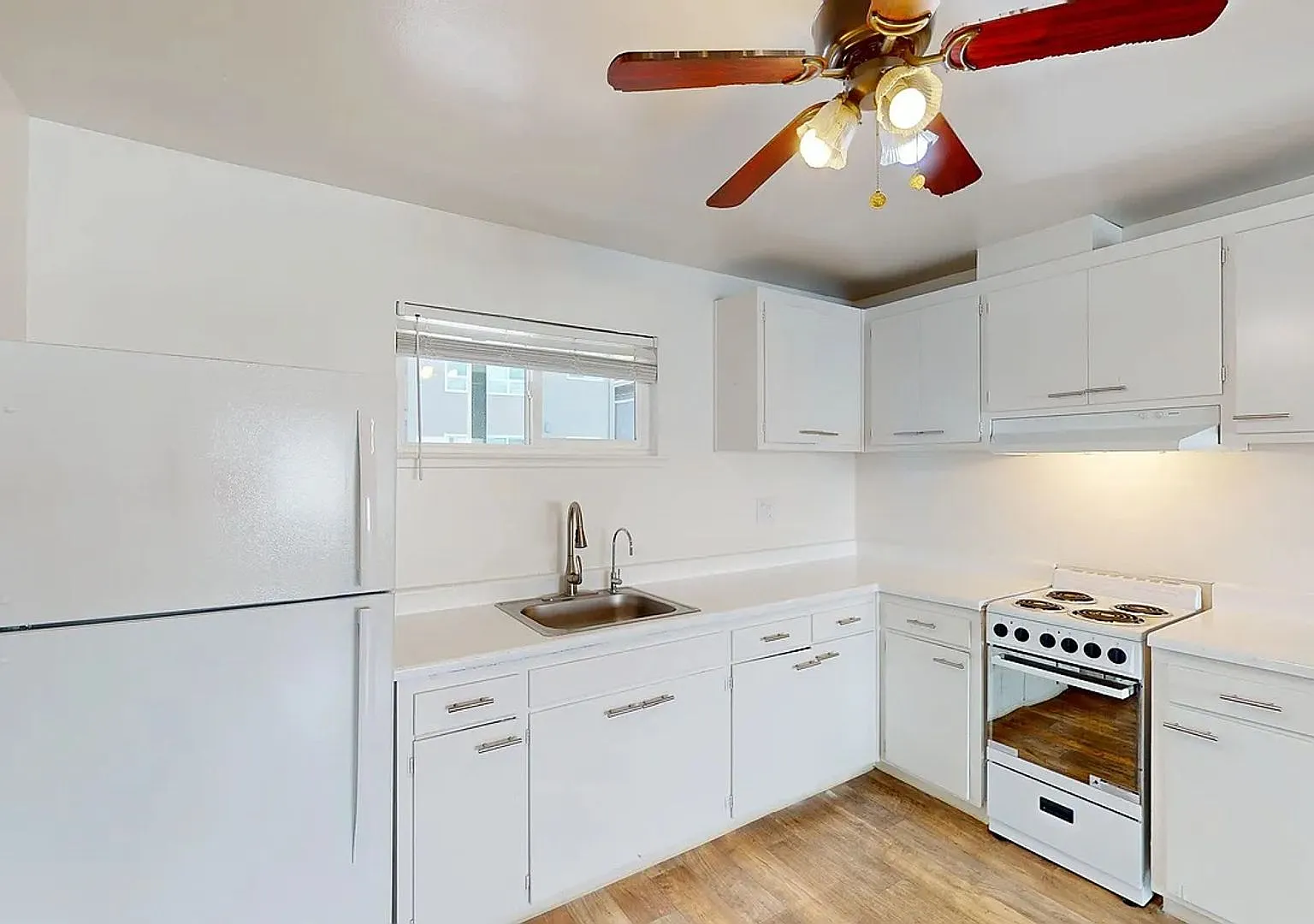 Spacious 1BR Apartment with Private Deck - One Month Free! — Photo 3