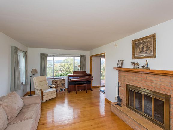 4th image of 1018 Hillview Dr