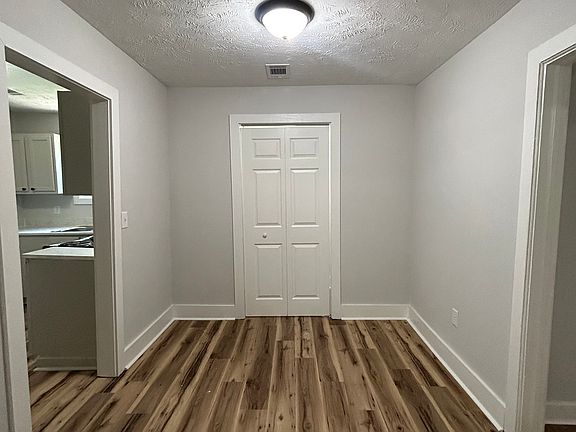 5th image of 522 Woodbury Rd