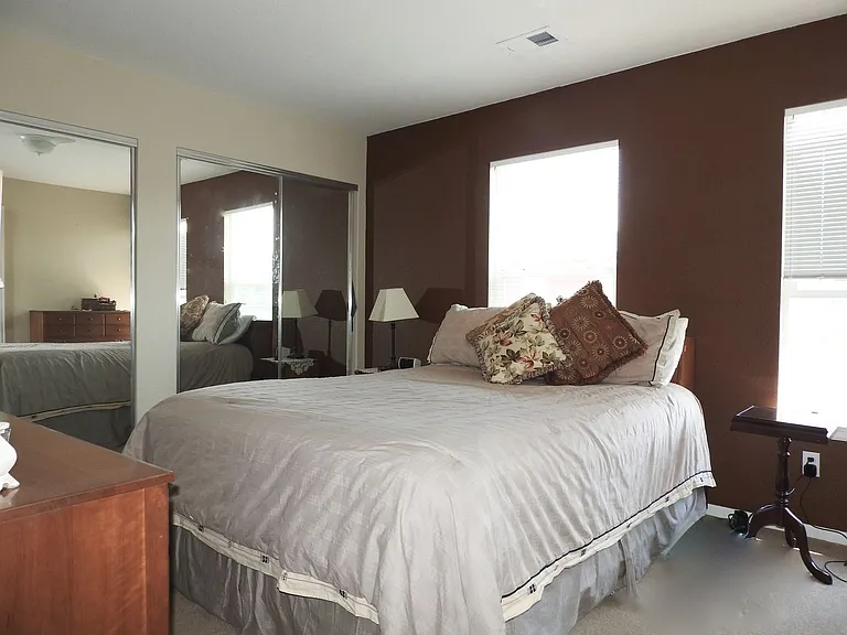 10028 E 28th Ave — Photo 11