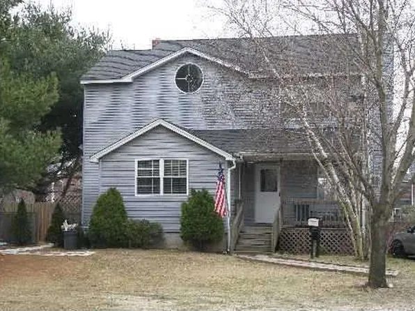 523 Gillette Ave, Bayport, NY 11705