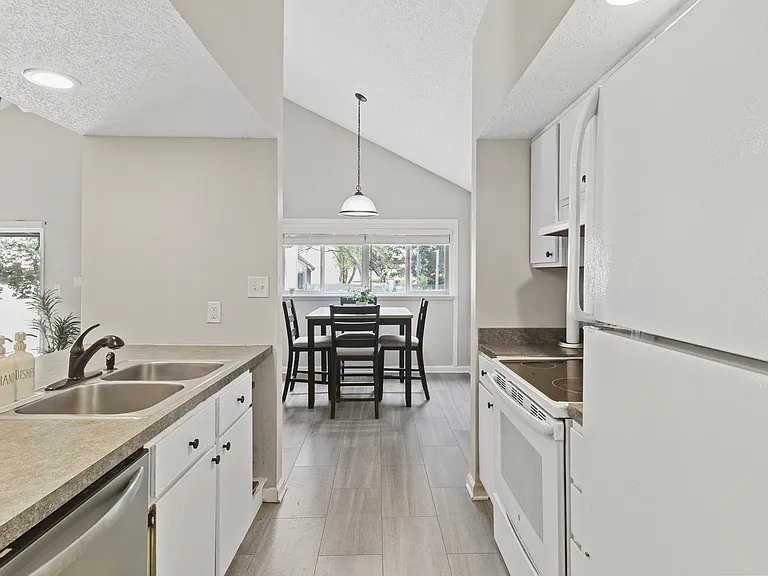 2304 Melrose Dr — Photo 19