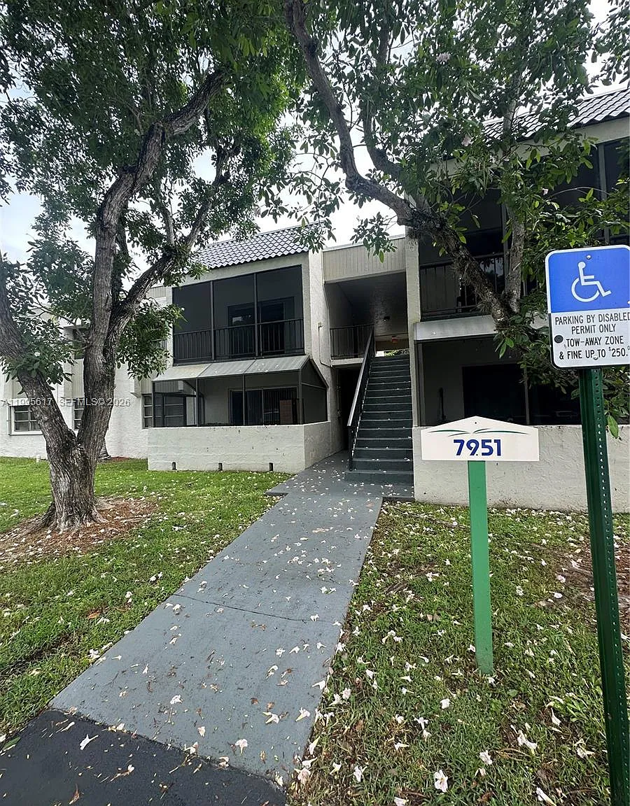 Venetian Palms Condo — Photo 1