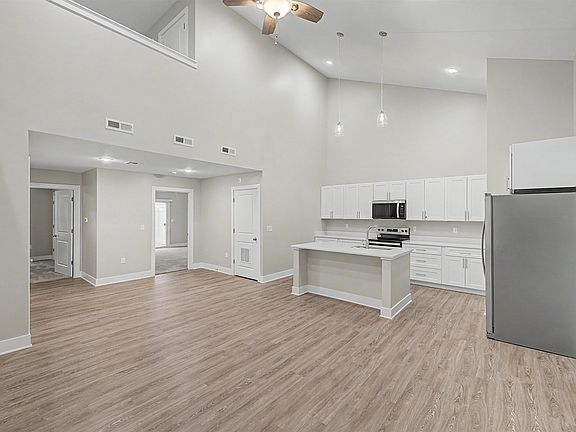 2nd image of 2712 Amelia Ln