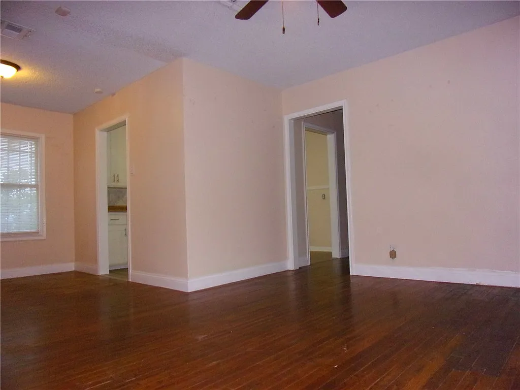 3 bed, 1.0 bath, 1044 sqft, $1,350 — Photo 4