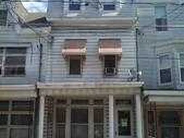 17 S White St, Shenandoah, PA 17976