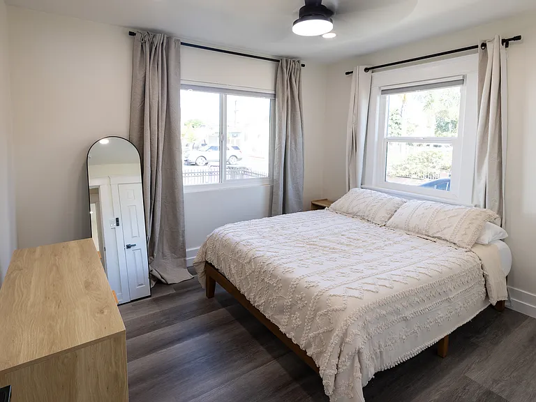 Bedroom 1
+Blackout blinds 
+Queen bed
+All season comforter