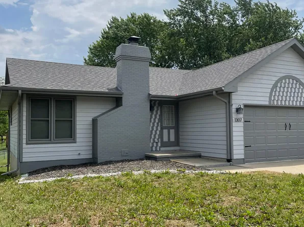 1307 Bluestem Dr, Junction City, KS 66441