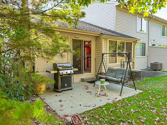 3rd image of 928 Oakmont Ct