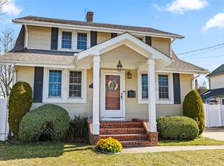 402 S 1st St, Lindenhurst, NY 11757
