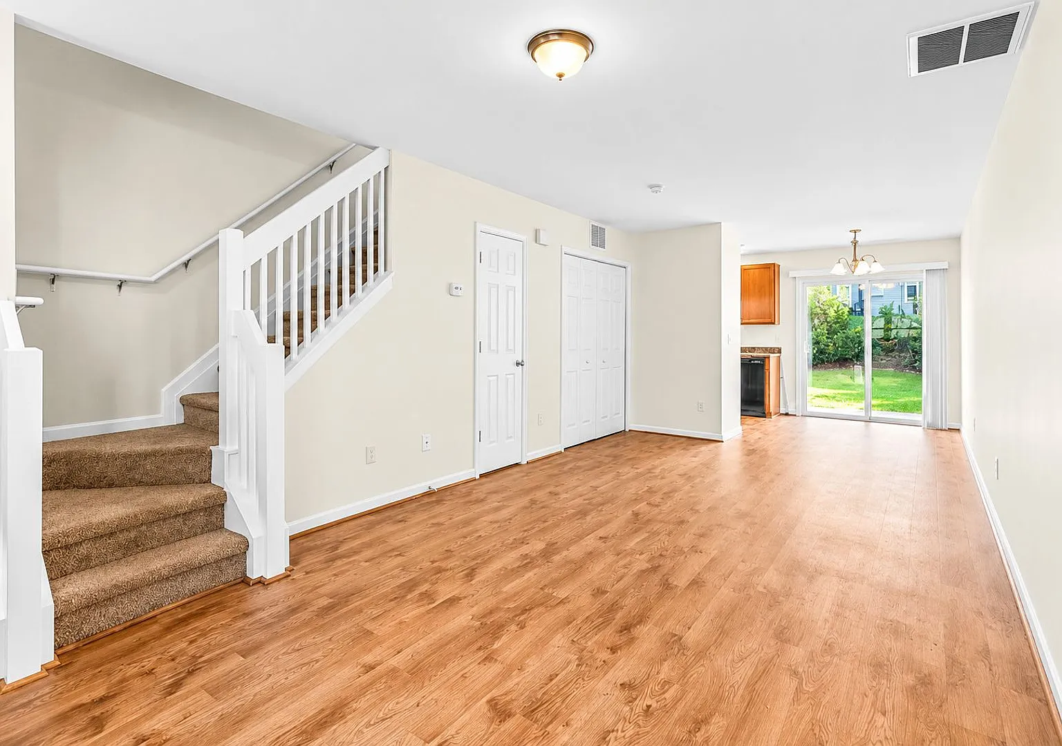 Fresh, Bright & Easy Living Robyn's Glen Townhome with Private Patio & Community Pool — Photo 3