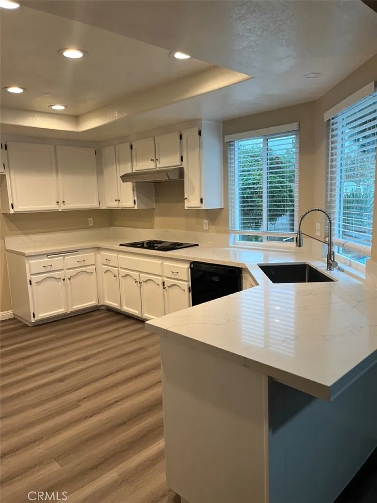 4 bed, 2.5 bath, 2379 sqft, $5,200 — Photo 3