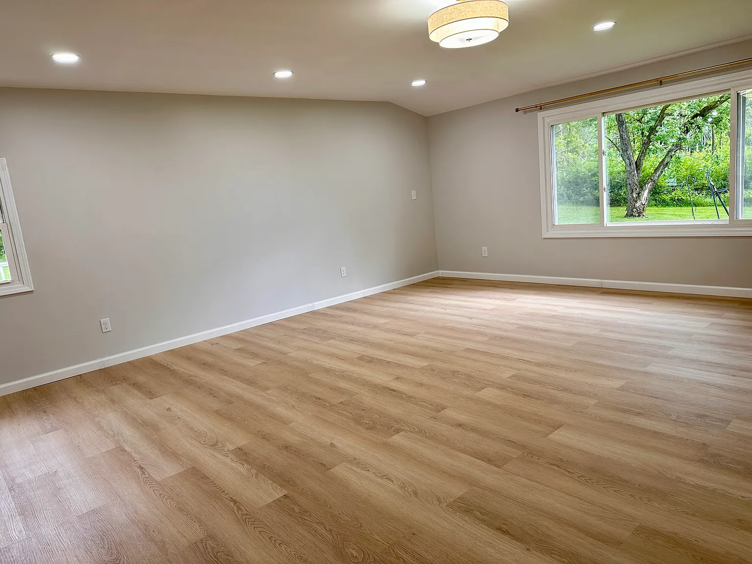 4 bed, 2.5 bath, 1650 sqft, $3,850 — Photo 4