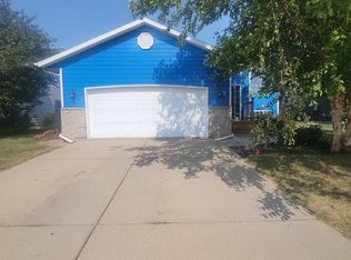 7400 W Luke Dr, Sioux Falls, SD 57106