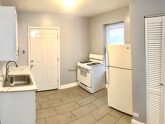 Kitchen (stove & fridge included)