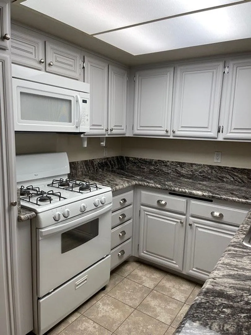 2 Bedroom 2 bathroom Upstairs Condo! — Photo 4