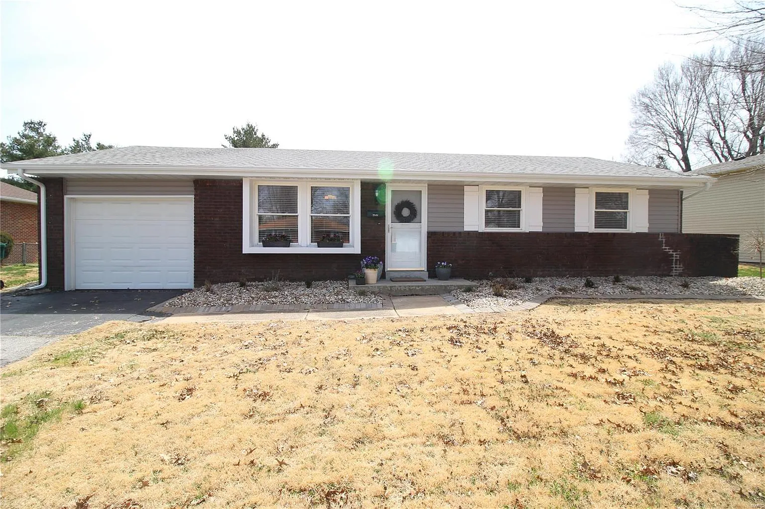 2544 Stratford Ln photo 1