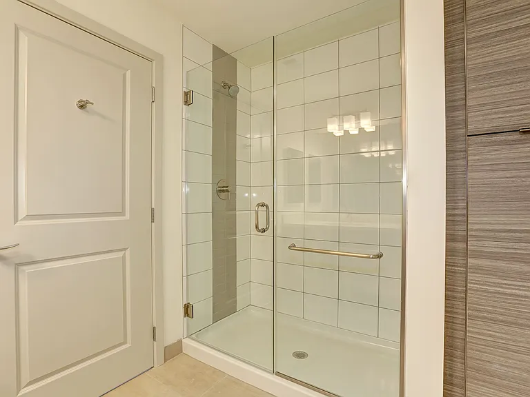 Solaire 7077 Woodmont — Photo 14