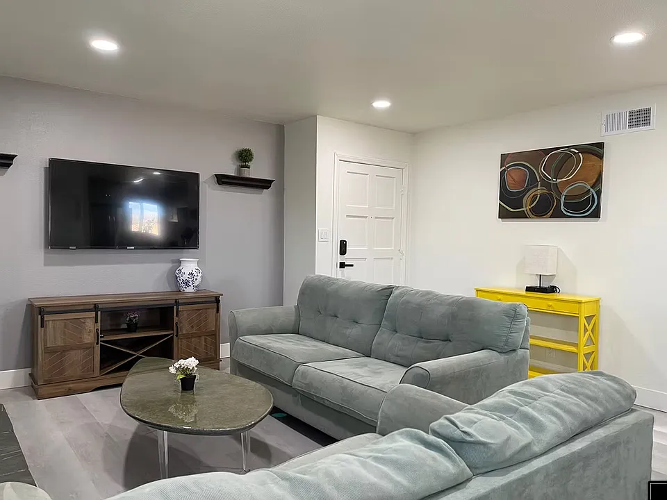 16742 Ross Ln