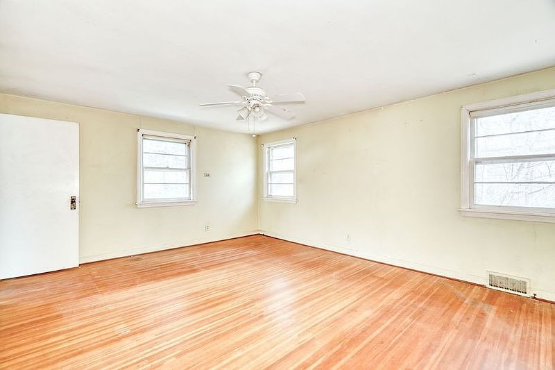 28th image of 262 Commodore Pkwy