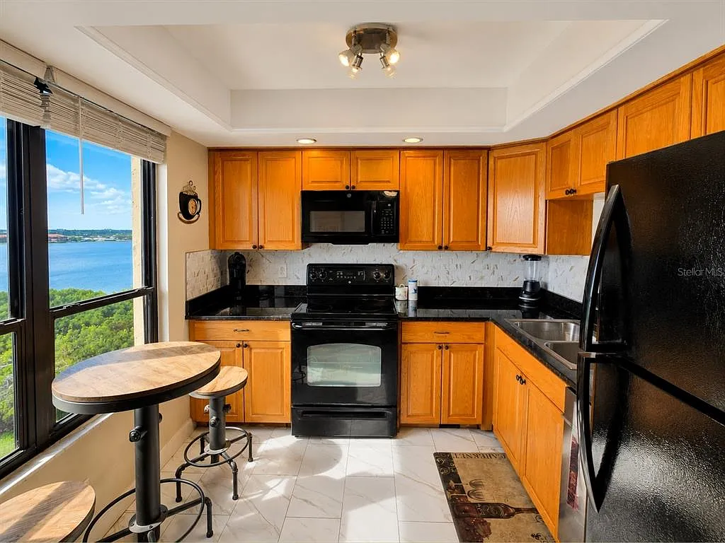 2 bed, 2.0 bath, 1050 sqft, $2,200 — Photo 2