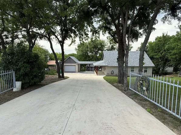 407 S Lakewood Cir, Bridgeport, TX 76426
