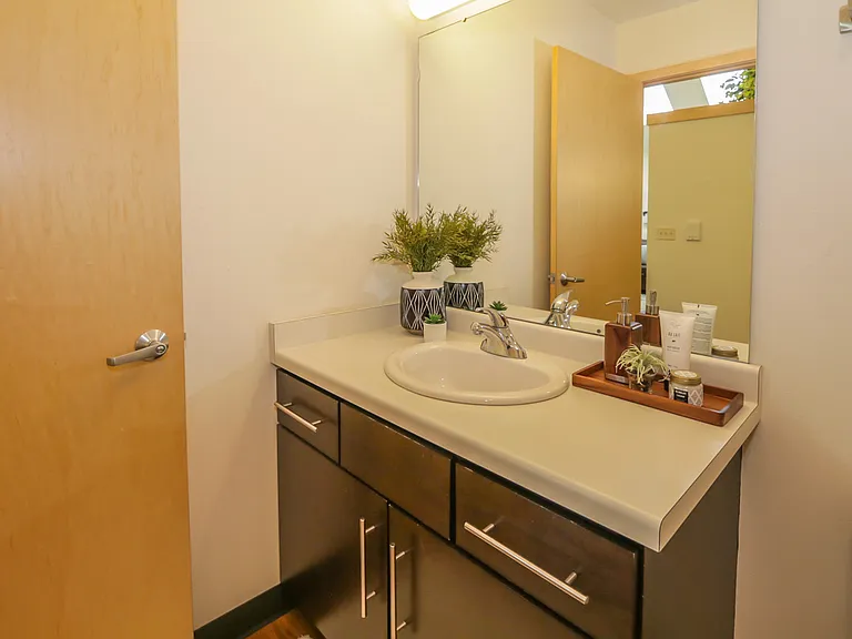 142 W Johnson St — Photo 26