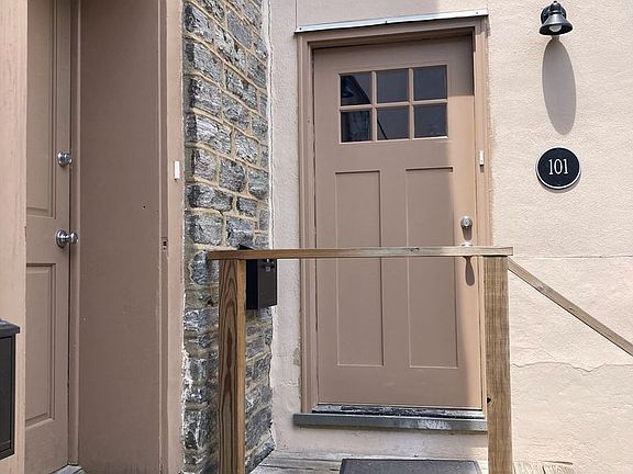 2nd image of 114 York Rd #101