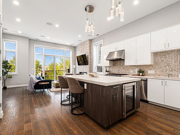 2nd image of 1513 W Walton St #3
