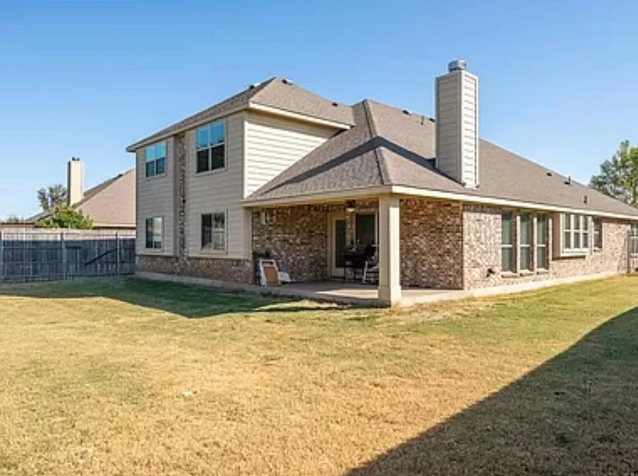 4 bed, 2729 sqft, $3,100 — Photo 2