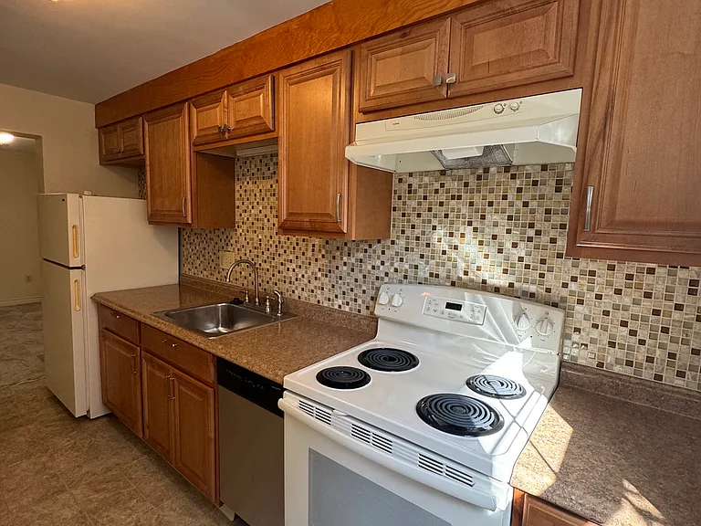 21 Franklin St #13 — Photo 5