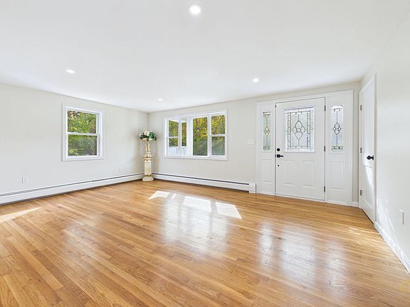 4th image of 92 Benoit St