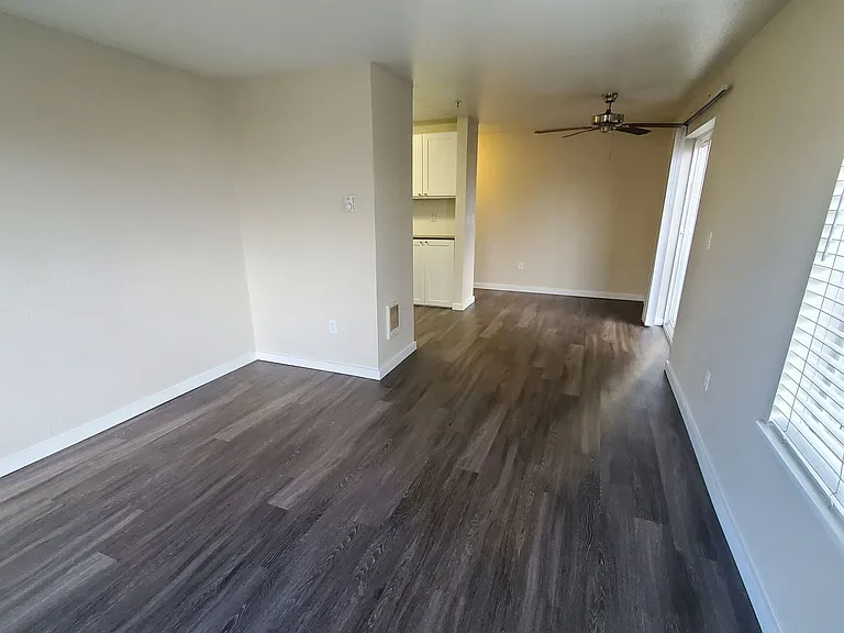 411 10th Ave — Photo 17