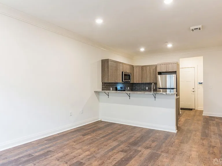 361 Main St #202 — Photo 9