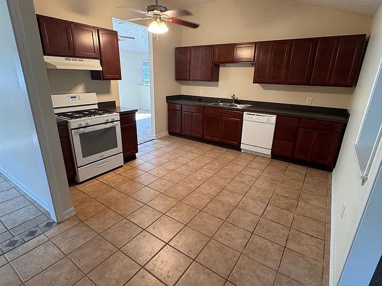 2433 Bainbridge Ave — Photo 6