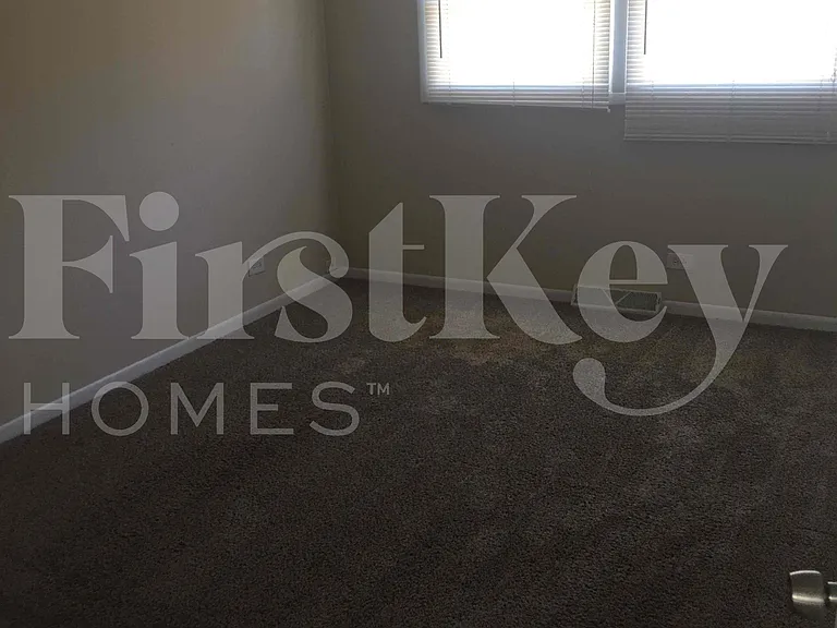 410 S Villa Ave — Photo 9