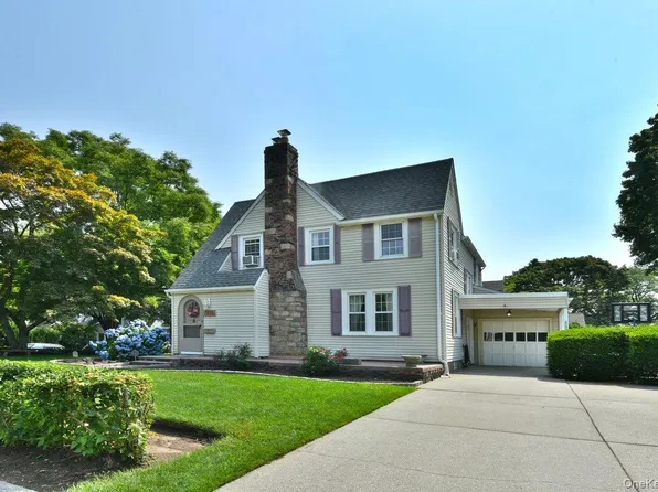 112 Cambridge Avenue, Stewart Manor, NY 11530
