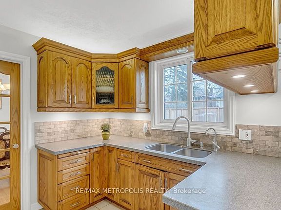 4th image of 100 Warren Rd