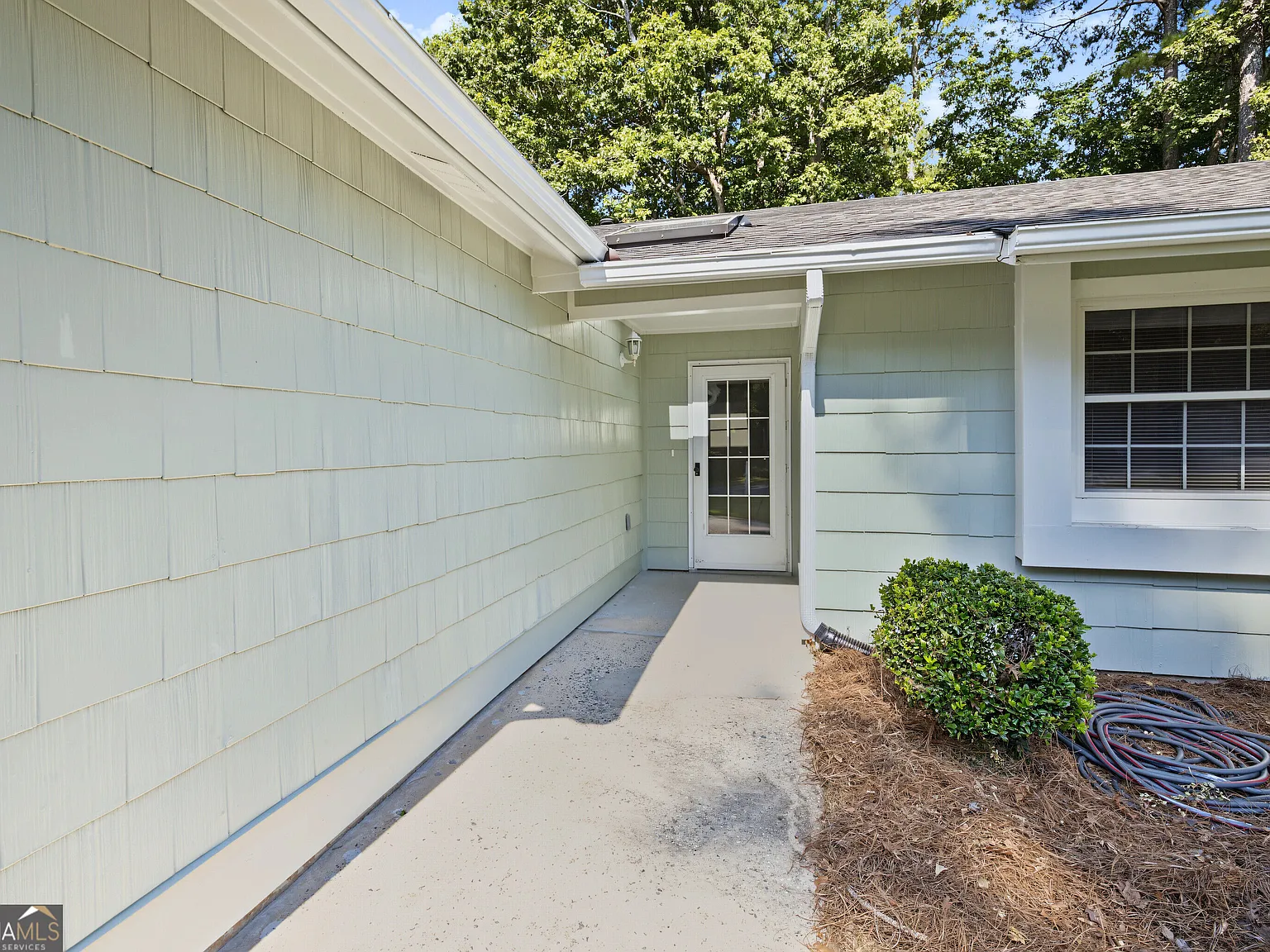 3 bed, 2.0 bath, 1272 sqft, $2,200 — Photo 2
