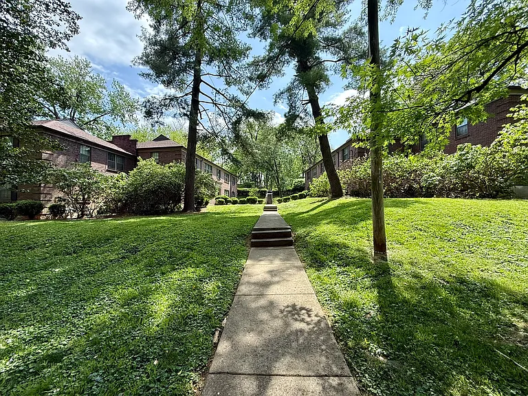 2466 Grinstead Dr — Photo 11