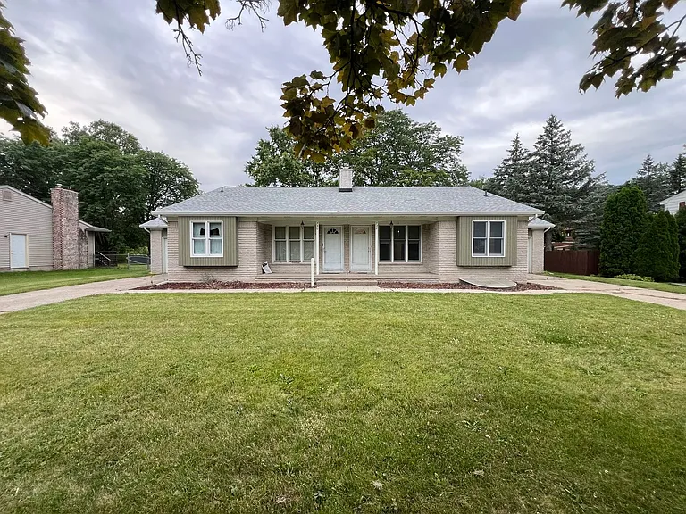 728 Meadowview Ln — Photo 1
