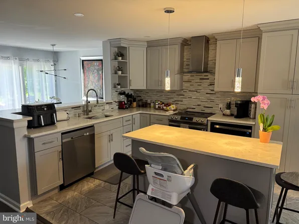 574 S Mount Vernon Cir, Bensalem, PA 19020