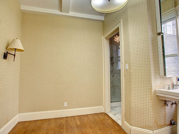 4th image of 250 W 104th St #52