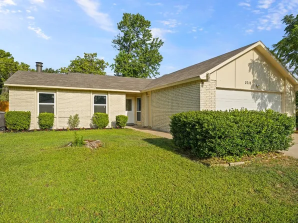 2716 Friarford Rd, Fort Worth, TX 76112