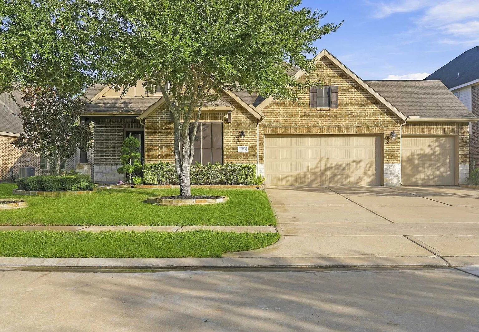 4 bed, 3.0 bath, 2476 sqft, $2,895 — Photo 1