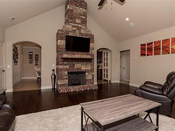 3rd image of 3715 W Mountain View Dr