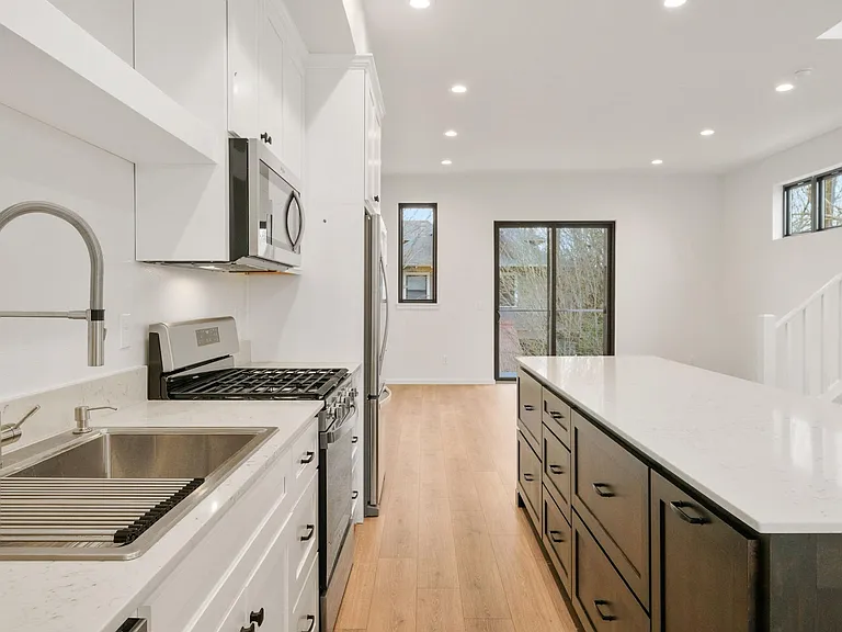 190 NE Stanton St — Photo 10