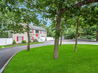 655 Whiskey Rd, Ridge, NY 11961