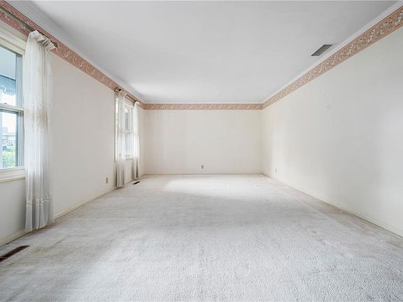 5th image of 1649 Hillcrest Ave