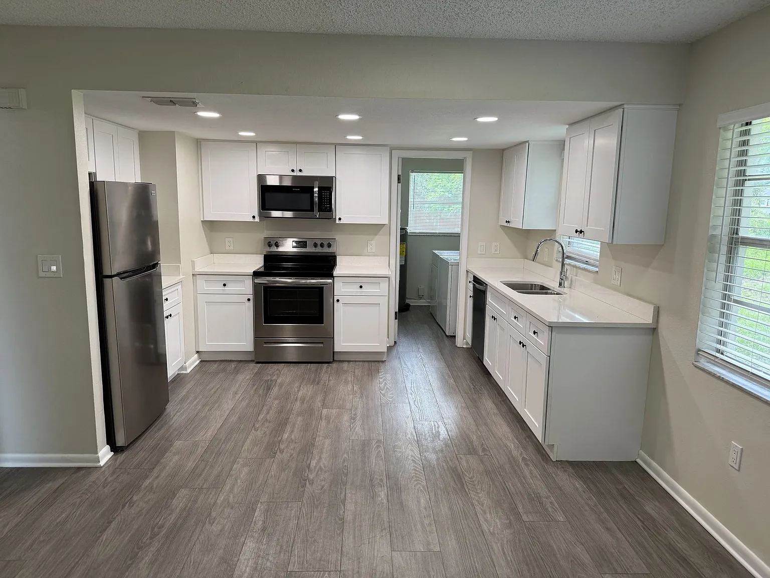 2 bed, 2.0 bath, 944 sqft, $1,895 — Photo 2